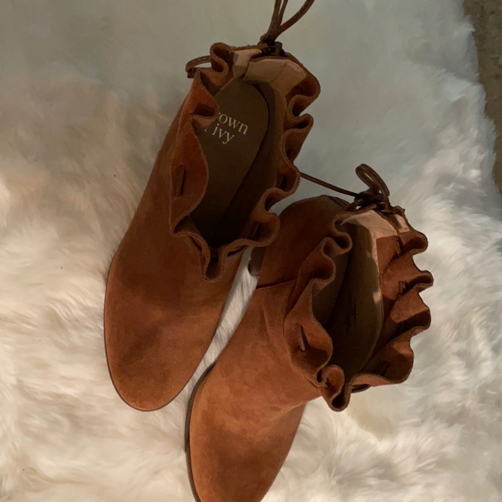 Crown & Ivy ruffle top, caramel ankle boots, sz 7